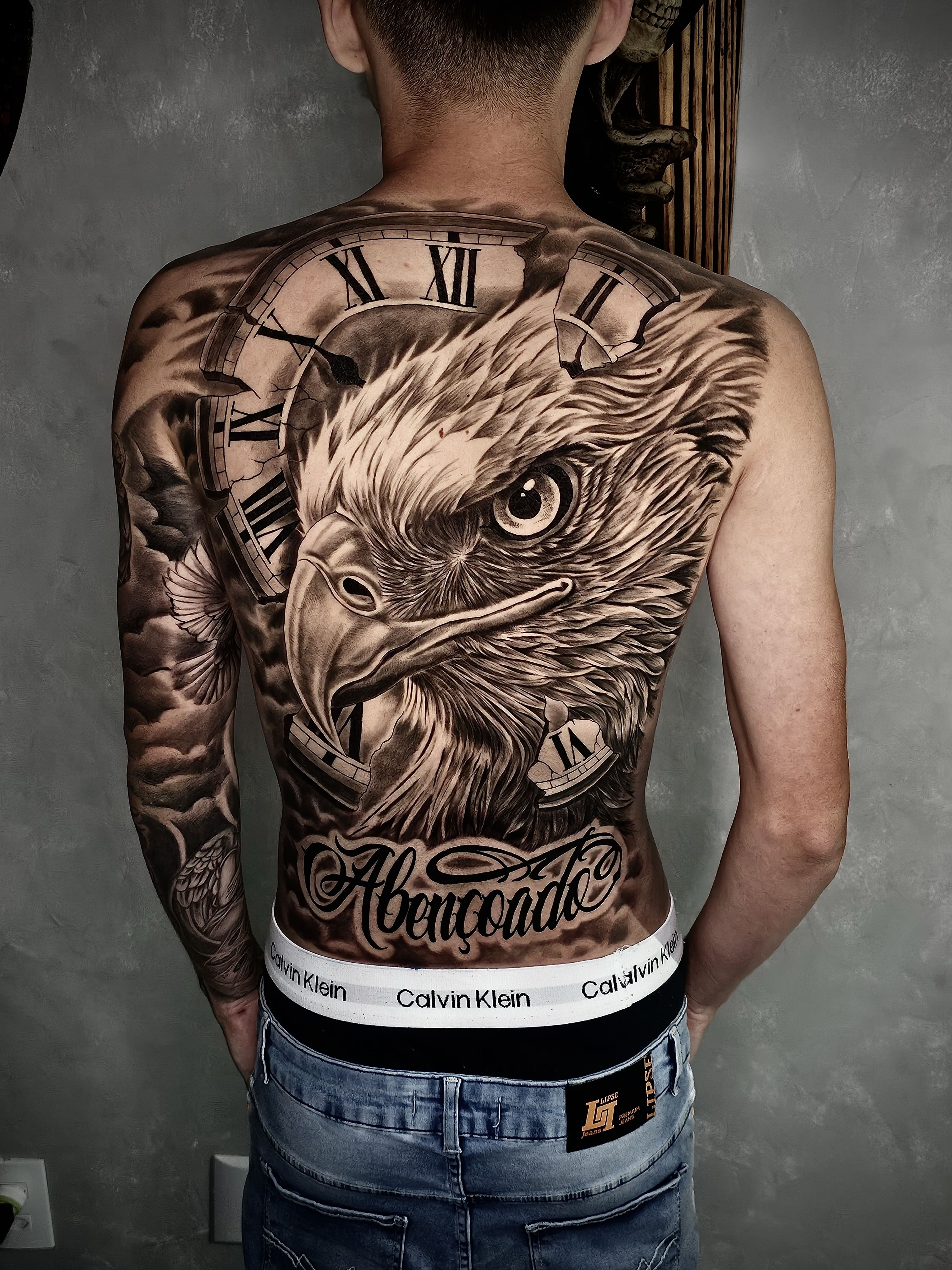 Tatuagem de fechamento de braço realista por Raphael Lima em Goiânia
