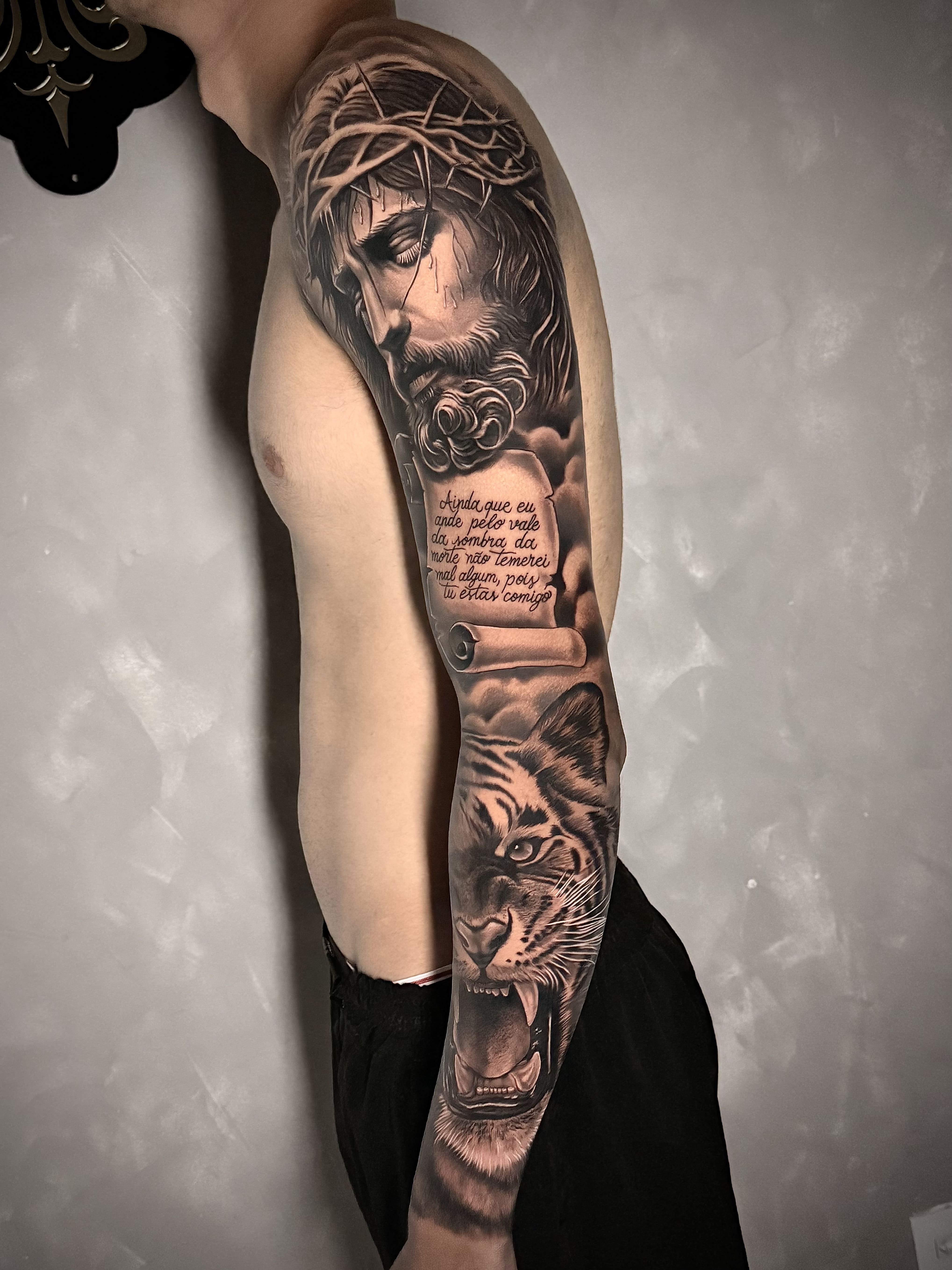 Tatuagem de alto padrão sombreada no Setor Sul Goiânia