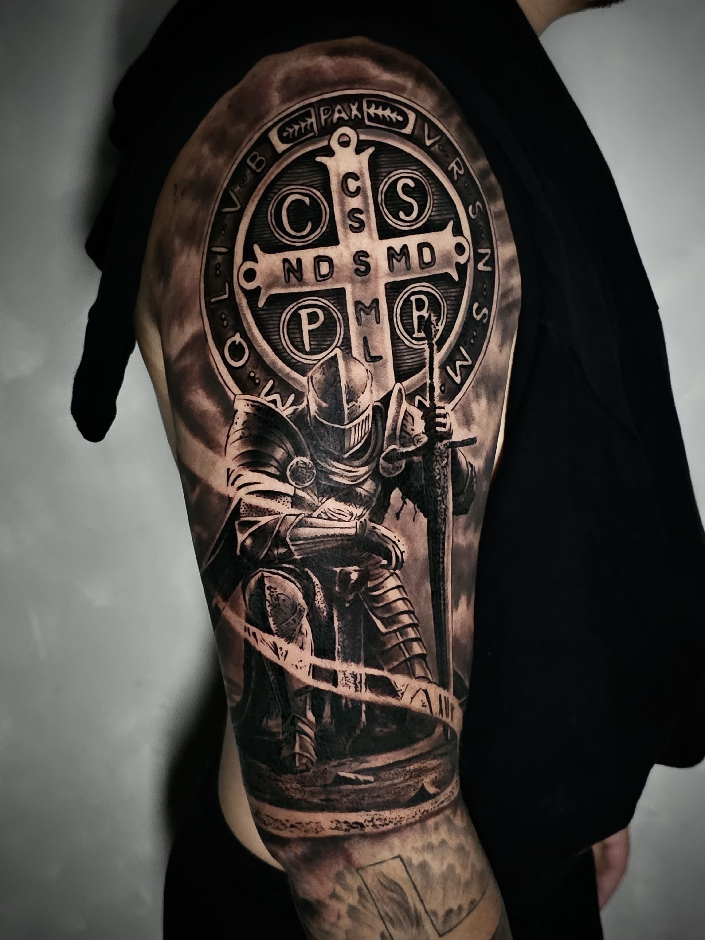 Tatuagem delicada e fina de alta precisão no Setor Sul